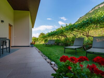 Liegewiese mit Pergola fuer die Wohnungen LagreinRot und WeinLaub