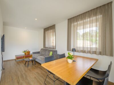 Ess-und Wohnbereich in der Wohnung Mediterran im Tholr Hof Tramin Ess-und Wohnbereich in der Wohnung Mediterran im Tholr Hof Tramin