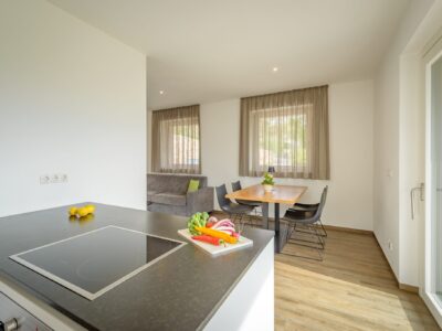 Großzuegige Kueche mit Kochinsel in der Wohnung Mediterran im Tholr Hof Großzuegige Kueche mit Kochinsel in der Wohnung Mediterran im Tholr Hof