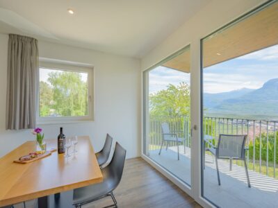 Esstisch mit Ausblick aus der Wohnung VernatschPergl Esstisch mit Ausblick aus der Wohnung VernatschPergl
