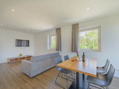 Wohnraum mit Esstisch und 49`Zoll Fernseher der Wohnung VernatschPeergl Wohnraum mit Esstisch und 49`Zoll Fernseher der Wohnung VernatschPeergl
