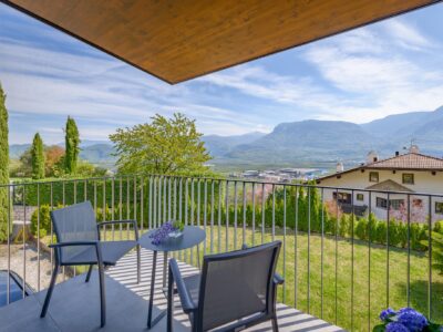 Balkon mit Talblick und aufs Weisshorn in der Wohnung VernatschPergl im Tholr Hof Balkon mit Talblick und aufs Weisshorn in der Wohnung VernatschPergl im Tholr Hof