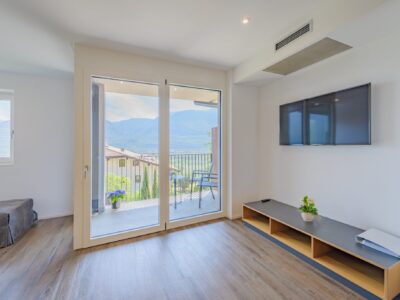 49 Zoll Fernseher im Wohnbereich und Balkon der Wohnung LagreinRot 49 Zoll Fernseher im Wohnbereich und Balkon der Wohnung LagreinRot