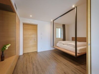 Schlafzimmer der Wohnung LagreinRot im Tholr Hof Tramin Schlafzimmer der Wohnung LagreinRot im Tholr Hof Tramin