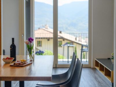 Esstisch mit Balkon der Wohnung WeinLaub Esstisch mit Balkon der Wohnung WeinLaub