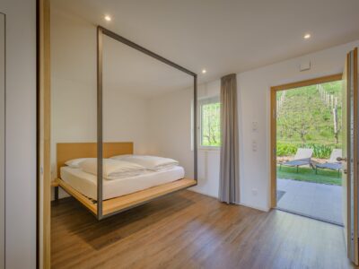 Abhängendes Doppelbett in der Wohnung WeinLaub im THolr Hof Abhängendes Doppelbett in der Wohnung WeinLaub im THolr Hof