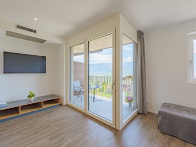 Lichtdurchfluteter Wohnbereich mit ueberdachtem Balkon und 49 Zoll Fernseher Lichtdurchfluteter Wohnbereich mit ueberdachtem Balkon und 49 Zoll Fernseher