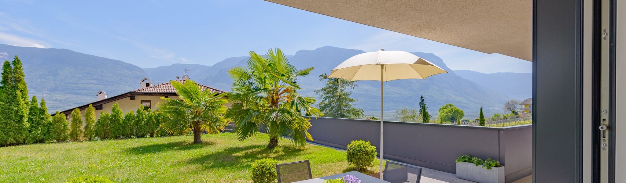 Terrasse und Ausblick der Wohnung Mediterran im Tholr Hof