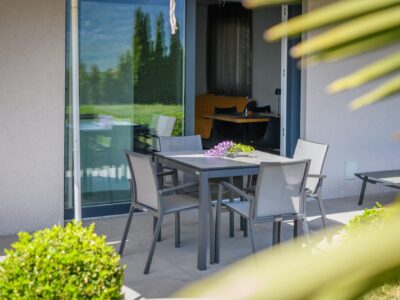 Ueberdachte Terrasse der Wohnung Mediterran mit direktem Zugang zum Garten Ueberdachte Terrasse der Wohnung Mediterran mit direktem Zugang zum Garten