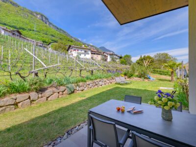 Ueberdachte Terrasse mit Esstisch und Liegewiese Ueberdachte Terrasse mit Esstisch und Liegewiese